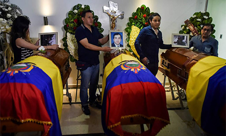 Ataúdes de los periodistas Ecuatorianos Llegan a Ecuador cuerpos de periodistas asesinados en Colombia